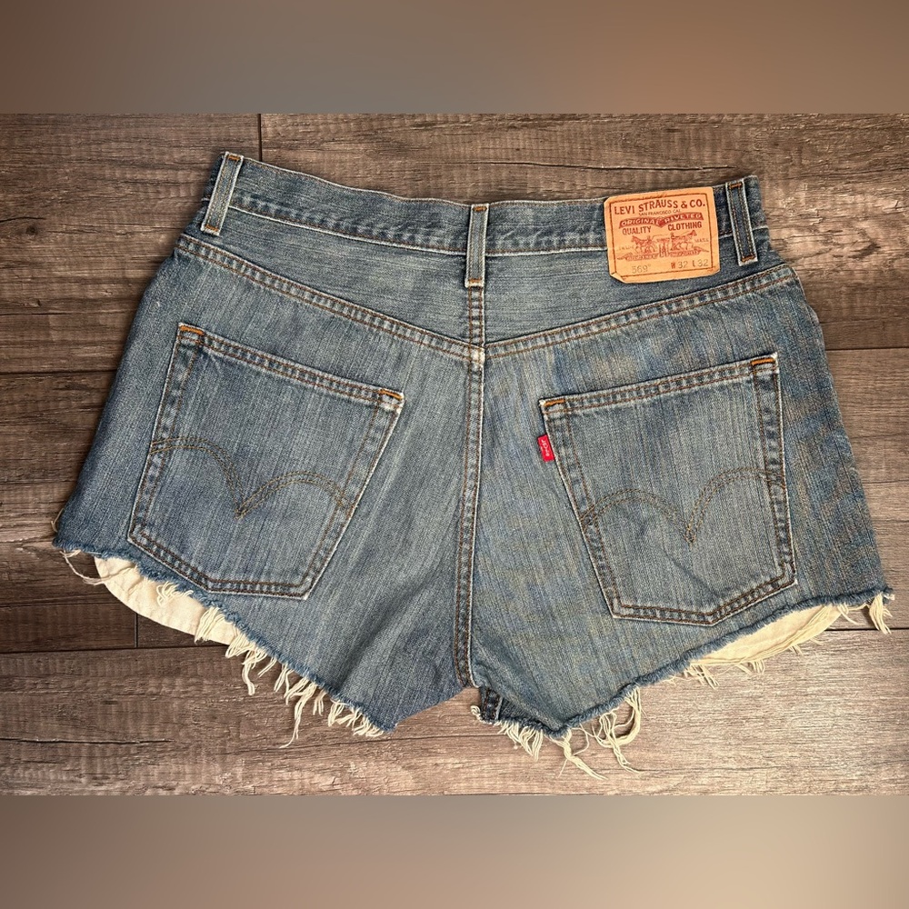Levi’s 569 Loose Straight Women’s Denim Shorts High Rise Distressed Size 32
